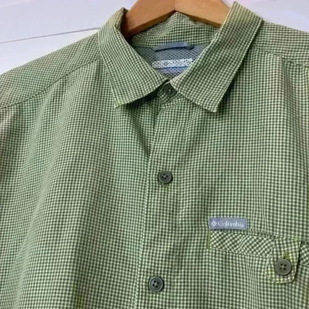 Columbia botton up short Sleeve Shirt green white pattern light weight Size: L